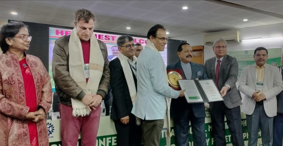 We're delighted to share that Dr.Arun Bandyopadhyay, Director of @GujBiotechUni,has been honored with the prestigious SFE Outstanding Service Award at the 11th International Congress of the Society of Ethnopharmacology (SFE) @csiriiim, Jammu. #SFEAward #BiotechnologyExcellence