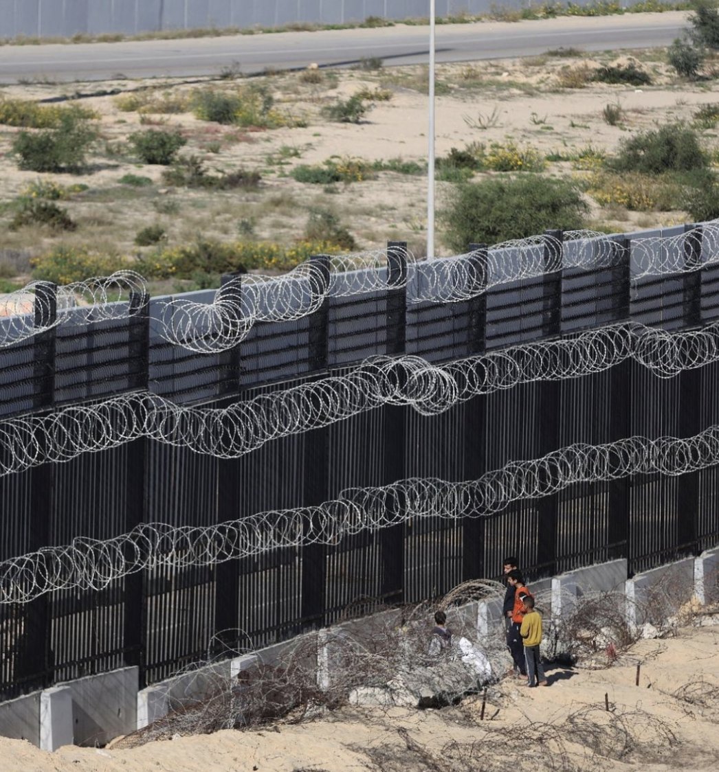 The Egypt-#Gaza Border is  "safeguarded" with barbed wires &amp; sensors. #Egypt w/ its FULL military capacity is jamming 1.4 million #Palestinians behind the #Rafah border. Guess who's mercilessly trapping the innocent further into the killer's cage of death? It's Masr Um El-Dunya!