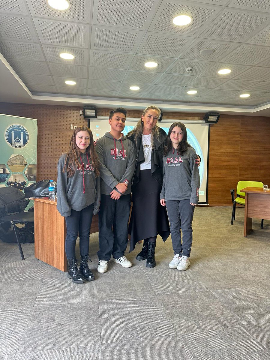 Canik İlçe Milli Eğitim Müdürlüğümüz tarafından düzenlenen münazara 1. grup yarışmasında Karşıyaka Anadolu Lisesi'ni eleyerek bir üst tura çıkmayı başaran öğrencilerimizi ve danışman öğretmenleri Gülsevim Yılmaz'ı tebrik eder, başarılarının devamını dilerim.