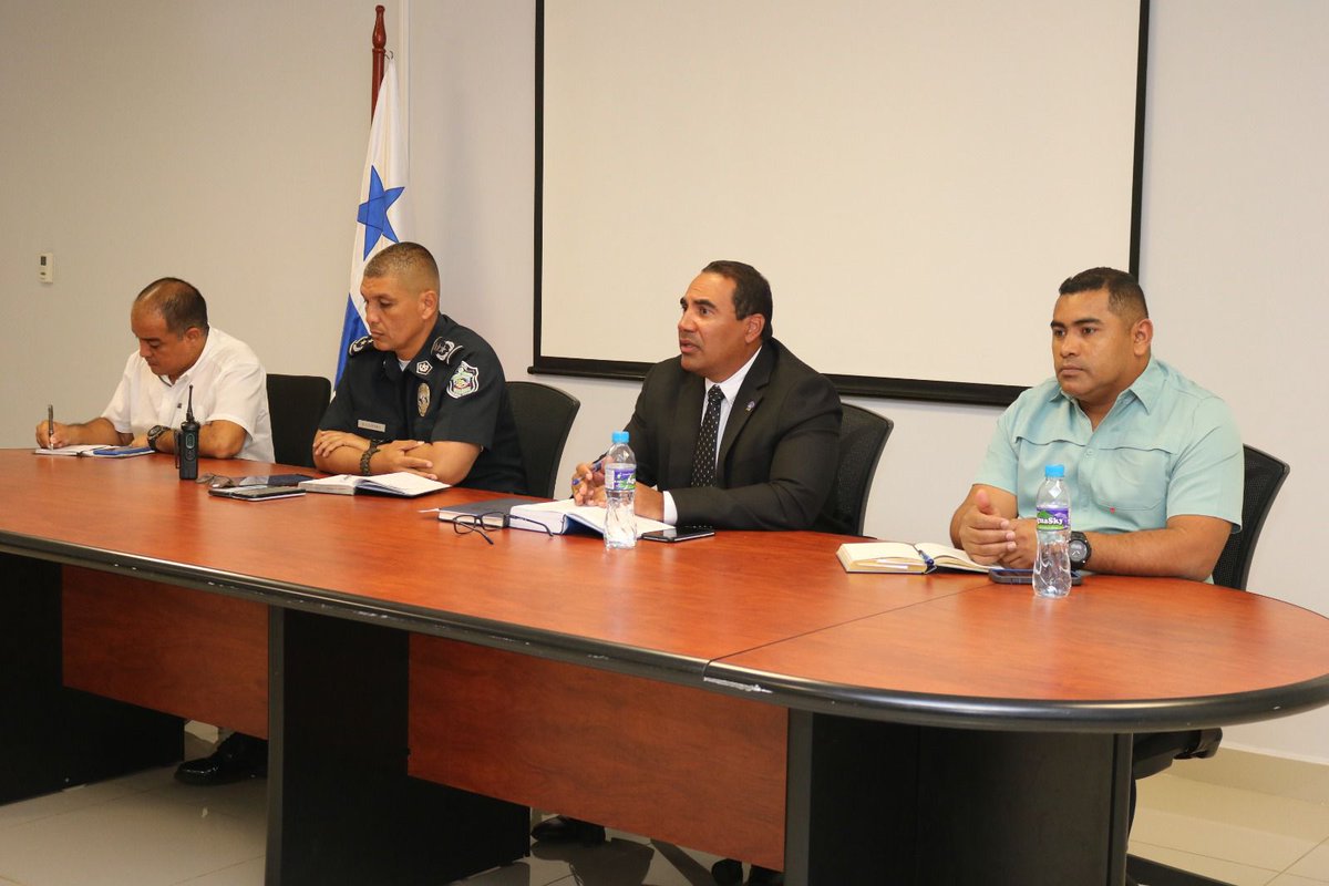 policiadepanama's tweet photo. El Comisionado Secundino Carrera, Ejecutivo de la Zona Policial de #Colón y el Subcomisionado Juan De Ávila, Director Nacional de la #DNIP se reúnen con autoridades de la @PGN_PANAMA, a fin de coordinar acciones en materia de seguridad en la provincia. #TrabajoEnEquipo https://t.co/szozqAmSjM