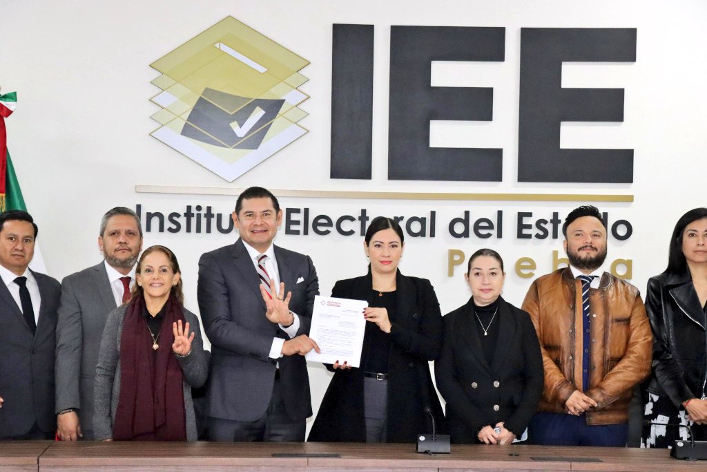 #Puebla: <a href="/armentapuebla_/">Alejandro Armenta</a> registra su plataforma electoral ante el <a href="/Puebla_IEE/">IEE Puebla</a>. 

Esta mañana el senador y candidato de Morena a la Gubernatura por el Estado de Puebla registró su plataforma electoral ante el Instituto Electoral del Estado de Puebla.