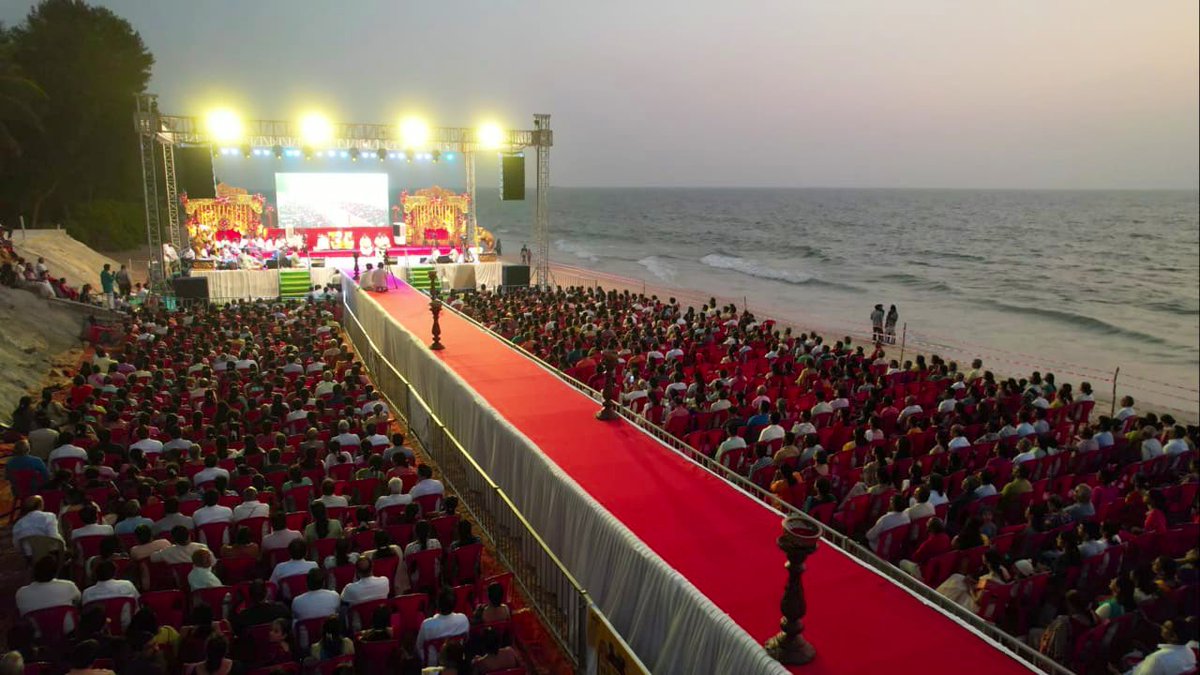 Gurudev's tweet image. Waves of the ocean synced with waves of bliss as the sunset coincided with moonrise on the beautiful beach of Udupi.