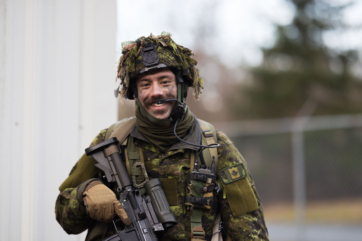 3CdnDiv3DivCA's tweet photo. Mid-week smile from us to you! // Sourire de mi-semaine de notre part à vous ! #39CBG #39GBC

📸: Bombardier Daniel Pereira https://t.co/JSHfCRCW8b