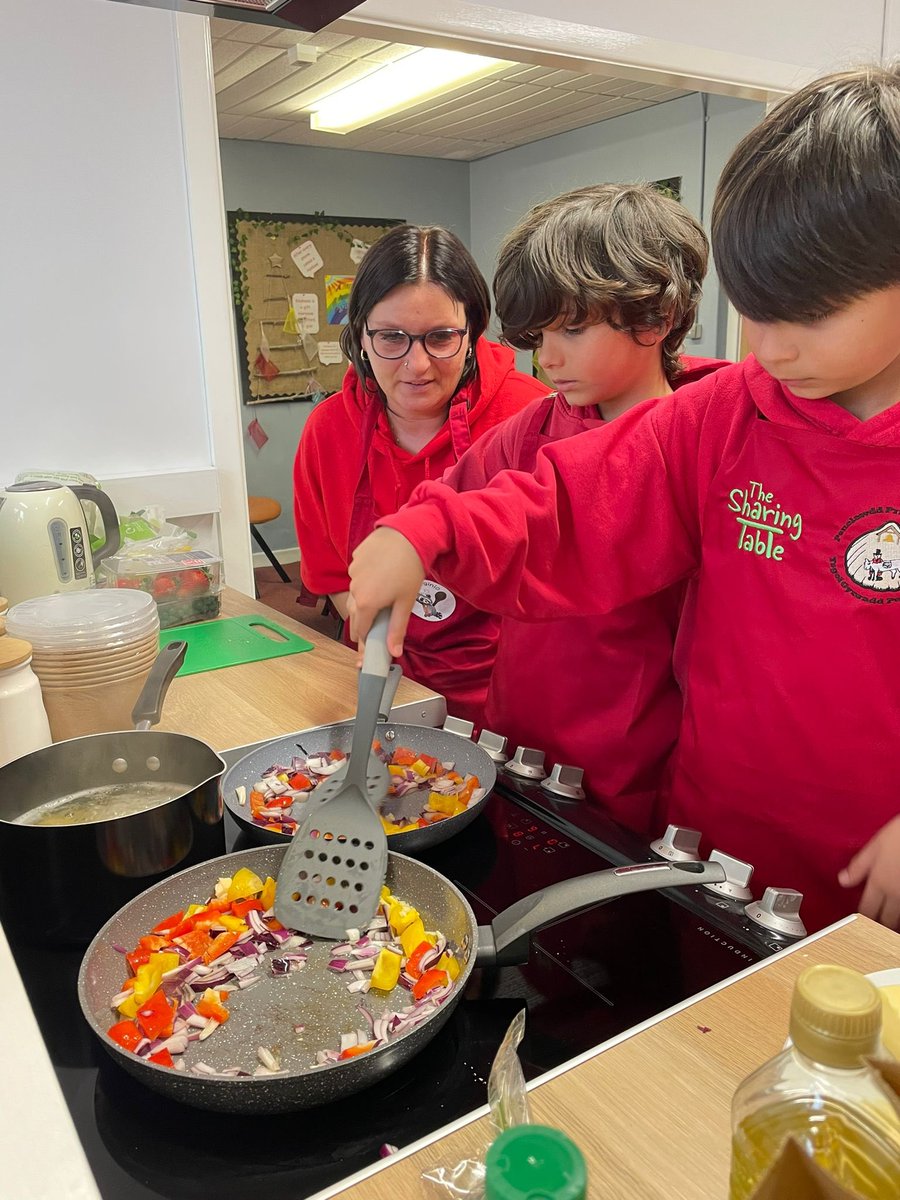 Penclawdd's tweet photo. 🍝🧄🫑🧀Preparing & cooking a healthy , inexpensive meal of pasta & vegetables with @sharingtablecy1 in after school cooking club today @SwanseaCouncil @BwydAbertawe 🍝🧄🫑🧀 #PencASC #PencHCI #Penccomm https://t.co/mWmRwvull0