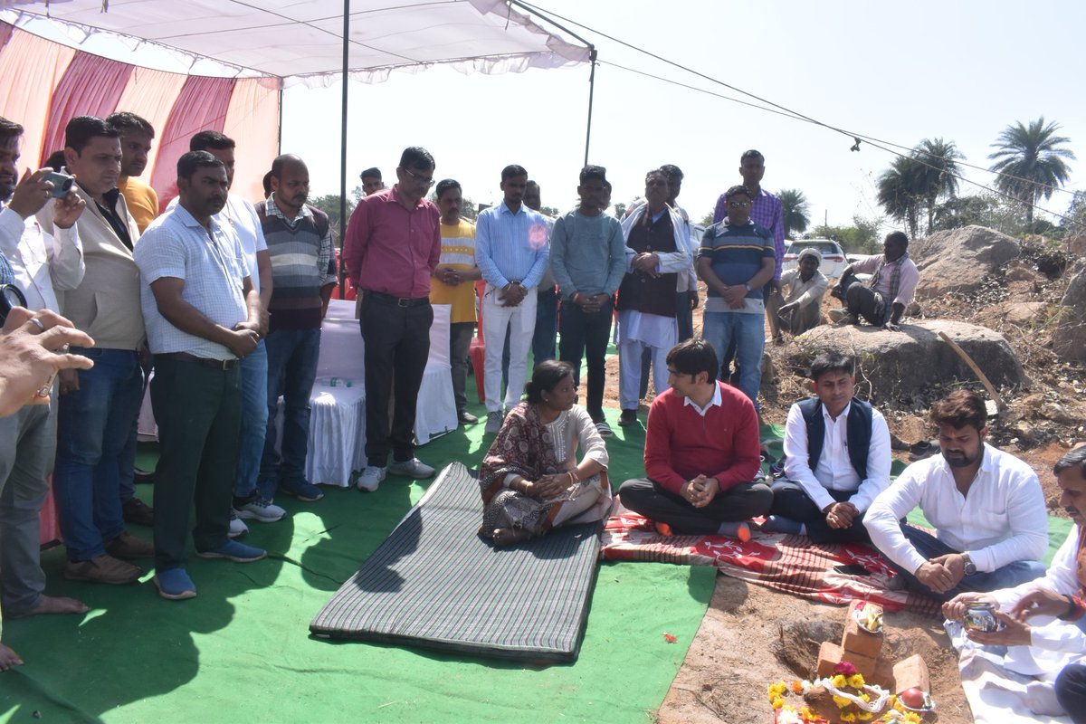 EECdJhansi's tweet photo. Bhoomi Poojan of Jhansi reorganization and strengthening w/s scheme by Honorable MP Shri Anurag Sharma sb ( Jhansi-Lalitpur) and Chairman sir (Jhansi nagar nigam) Shri Vihari Lal Arya sb today~under Amrut 2.0 program https://t.co/asD5qY2SQ9