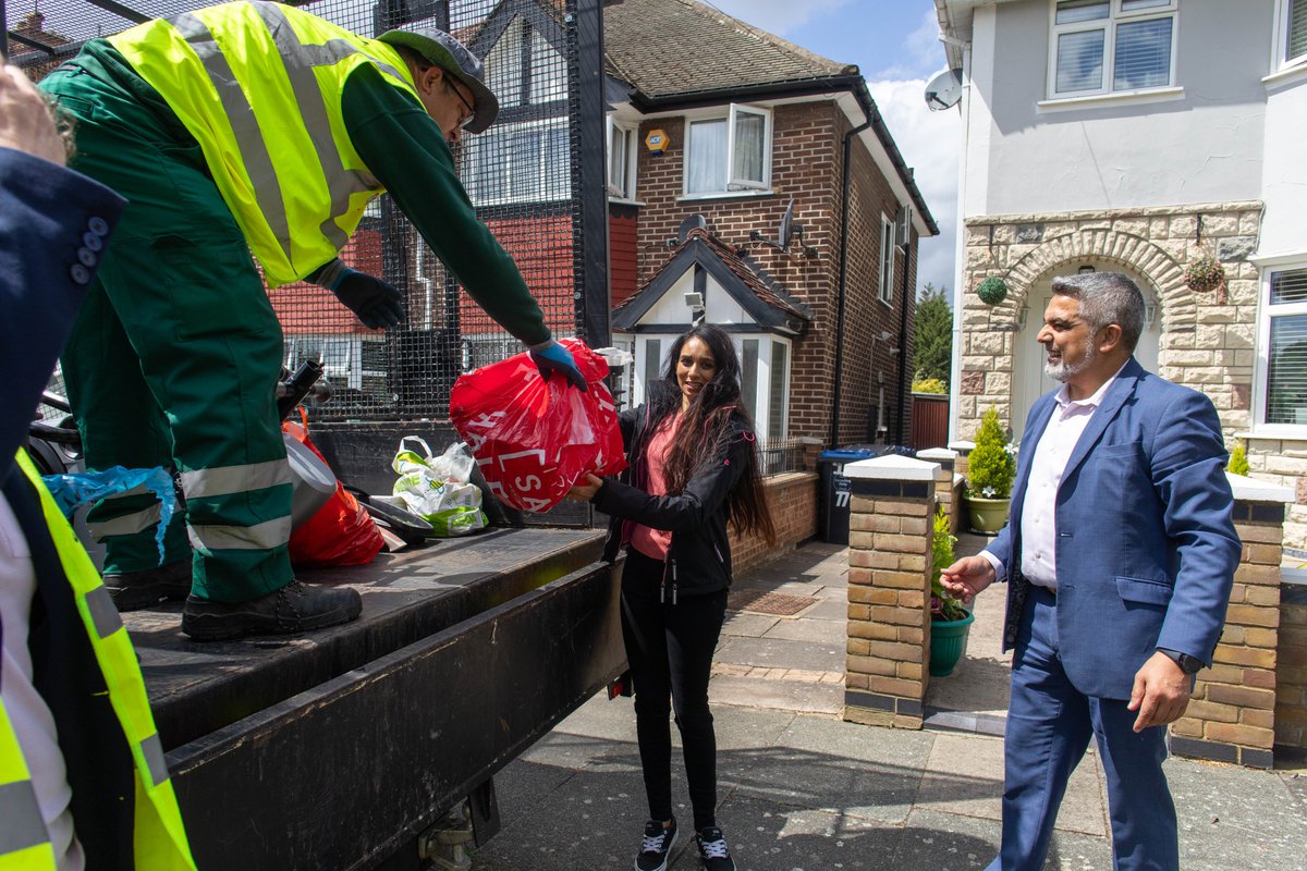 Brent_Council's tweet photo. Throw away bulky waste for FREE🪑🗑️

Community skips are back next month💪

♻️Any reusable item gets donated to families that need them 

👇Find out when when the skips are coming to your local area in March 

@kkrupas 

🧵1/2 https://t.co/TMa56wylPi