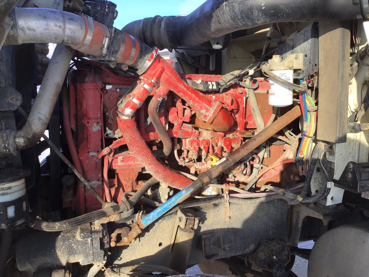 #Agtwitter. Looking for a good super B puller?  2007 IH 9900 for sale. 500 hp ISX. 18 spd. 46 k rears. 24.5 rubber. 576k kms.  Pre-emissions besides EGR. $75k. DM for more info.