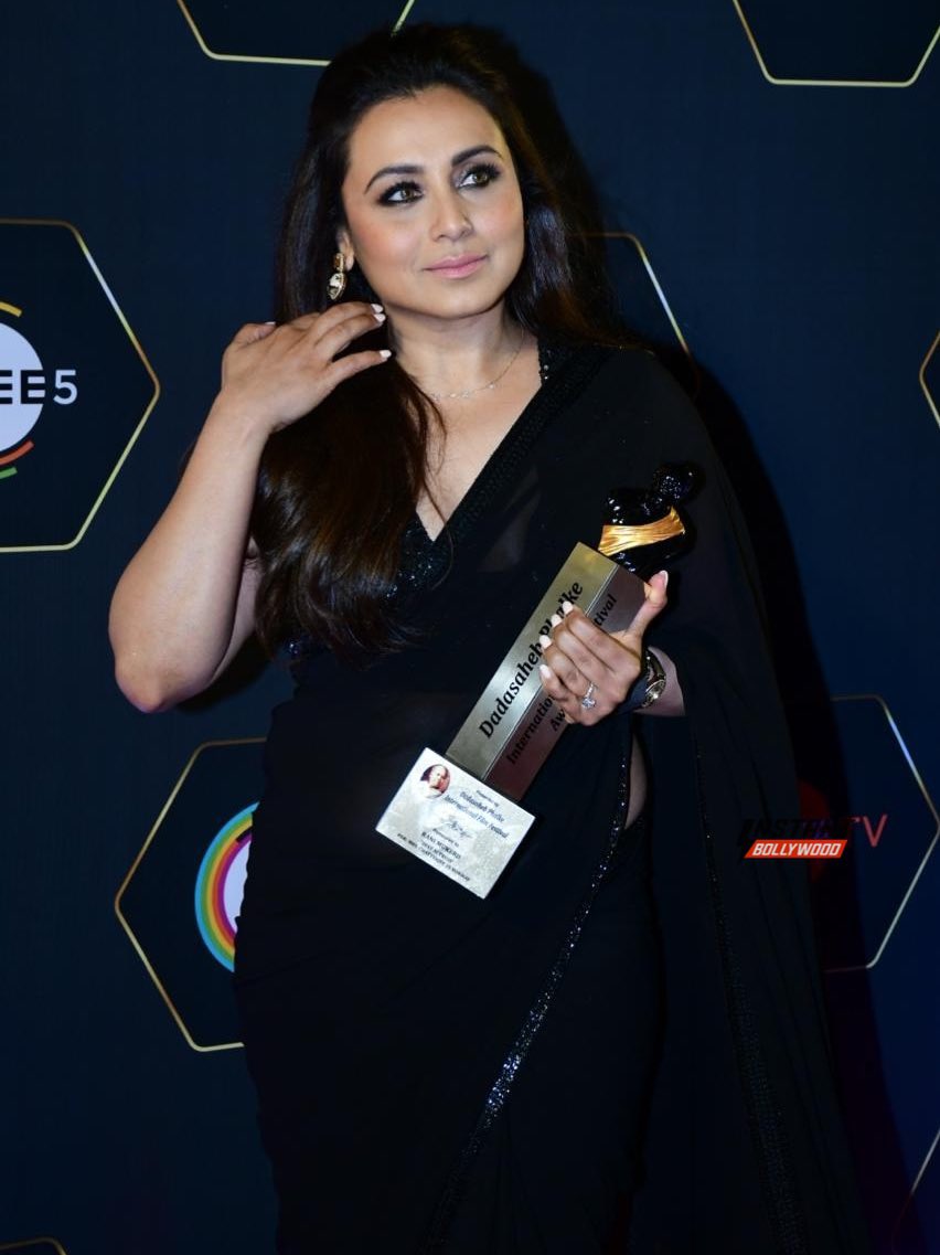 instantbolly's tweet photo. #RaniMukherji at the Award Show https://t.co/8WTjdTVFz1