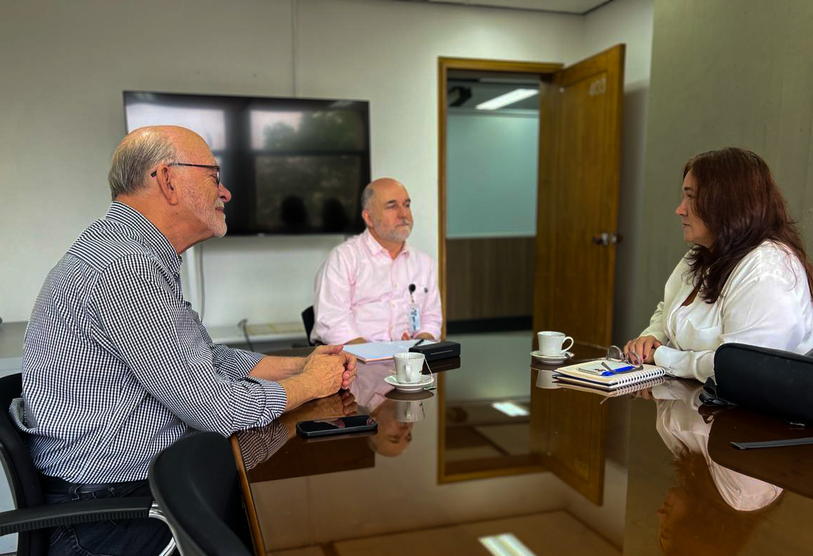 SecEducacionAnt's tweet photo. Nos reunimos con el @colombomedellin para desarrollar estrategias destinadas a fortalecer el idioma inglés de los niños, niñas y jóvenes en las Instituciones Educativas del Departamento. https://t.co/iHxXHBVKhU