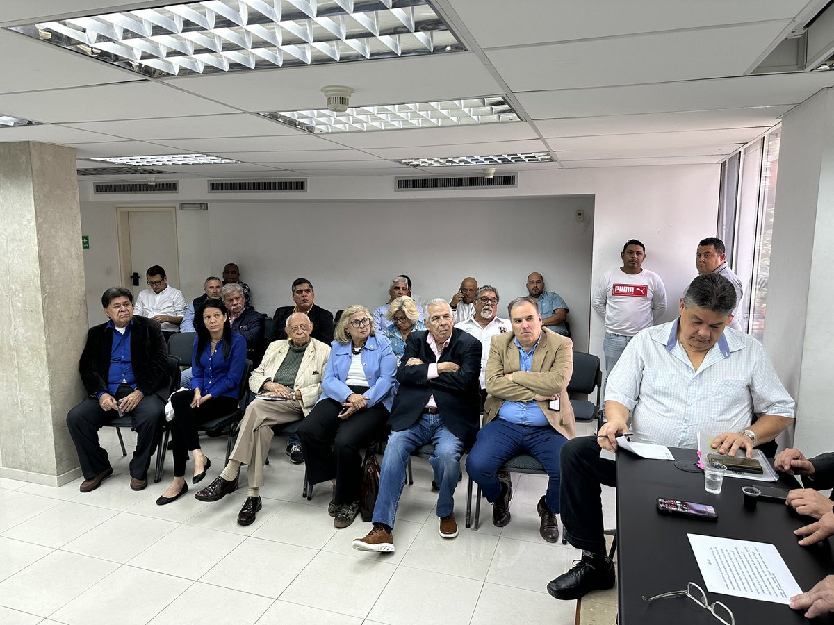 ADVenezuelaa's tweet photo. Se efectuó reunión del CEN #AcciónDemocrática, con presencia de @adbernabe Secretario General Nacional, @Luisemartinezh candidato presidencial, secretarios administrativos, políticos y generales secciónales. AD fortalece su maquinaria electoral de cara a la elección presidencial. https://t.co/mHjSM4bIMj