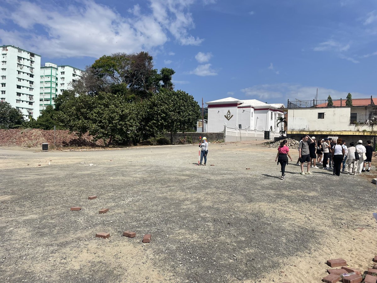 raisabanfield's tweet photo. En esto se convirtió la #plazadelospoetas. Un espacio para 600 estacionamientos, donde moverán “a otro punto” todos los árboles y los juegos, que estaba en área verde, ahora estarán sobre concreto. Eso es lo que Fabrega hace por la ciudad -verde+concreto+negocio para amigos https://t.co/69gbDFSwGH