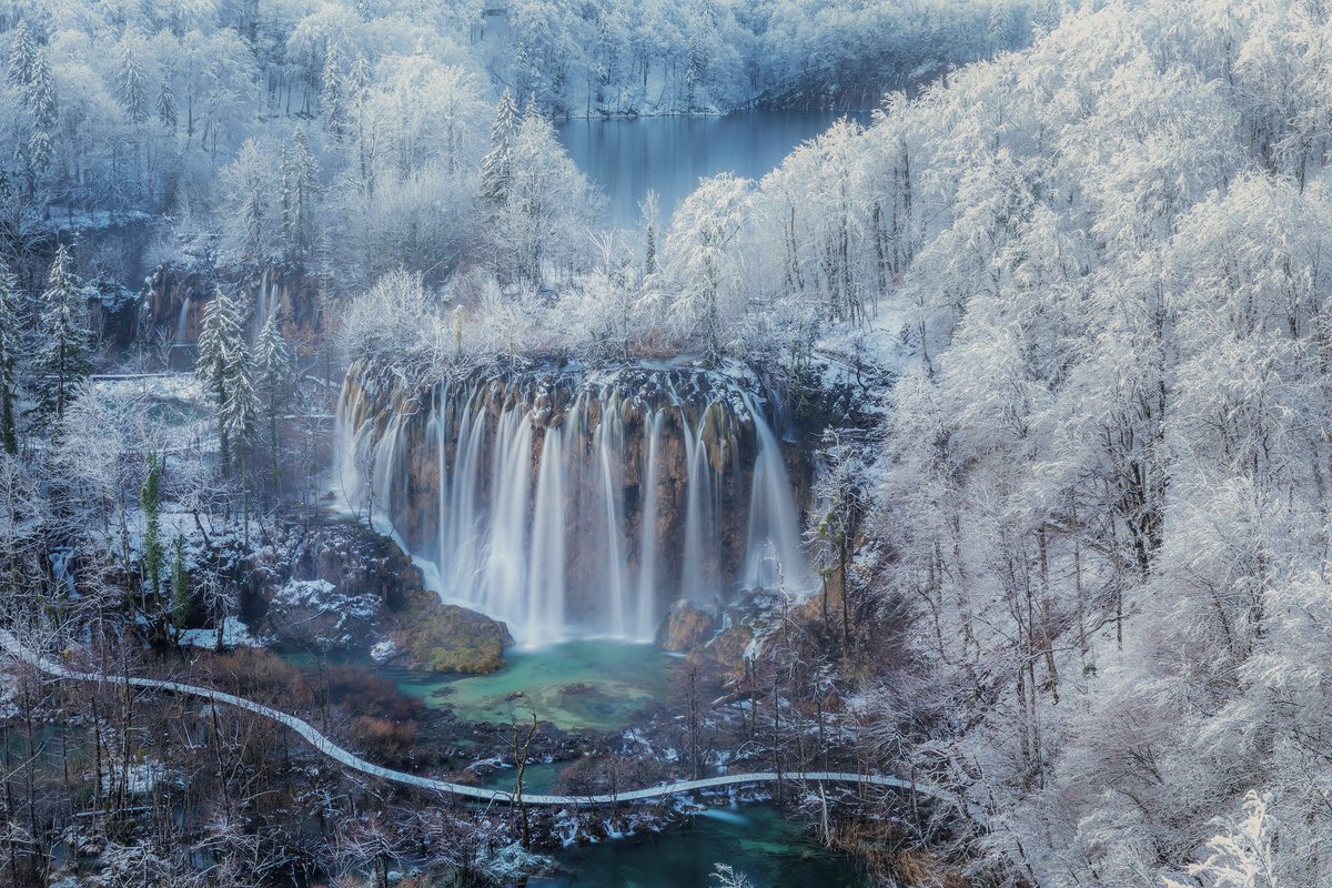 January 2018 marked my first encounter with Plitvice Lakes. After a night blanketed in snow and an early morning trek through darkness, we arrived at the famed ‘vidikovac,’ where this captivating scene awaited infront of us. ❄️ Not bad for my first time? 😀 #plitvicenationalpark