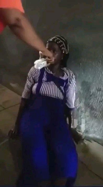 godwinibe's tweet image. JUST IN: a Pregnant Nigerian Woman faints in the market due to hunger. 

#hunger #NigerianGovt #Tinubu
_

#drgodwinibe #drgodwin #godwinibe.