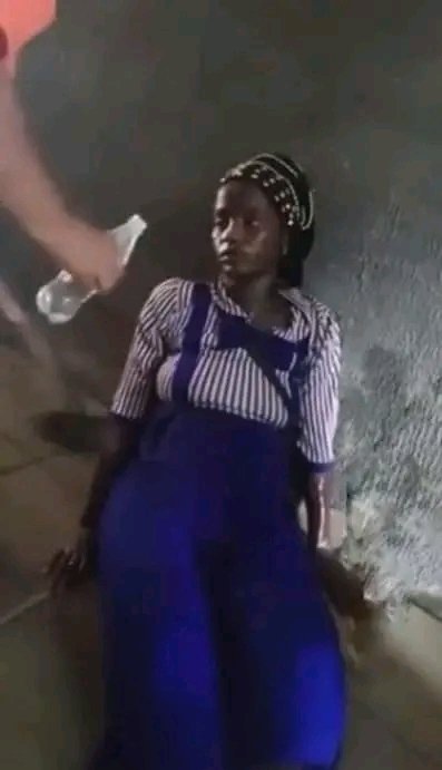 godwinibe's tweet image. JUST IN: a Pregnant Nigerian Woman faints in the market due to hunger. 

#hunger #NigerianGovt #Tinubu
_

#drgodwinibe #drgodwin #godwinibe.