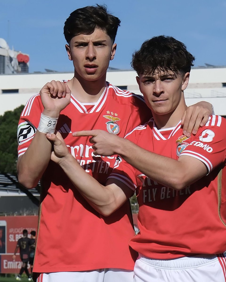 Sub-23 do Benfica fizeram uma simbólica dedicatória a João Neves após um golo 👊