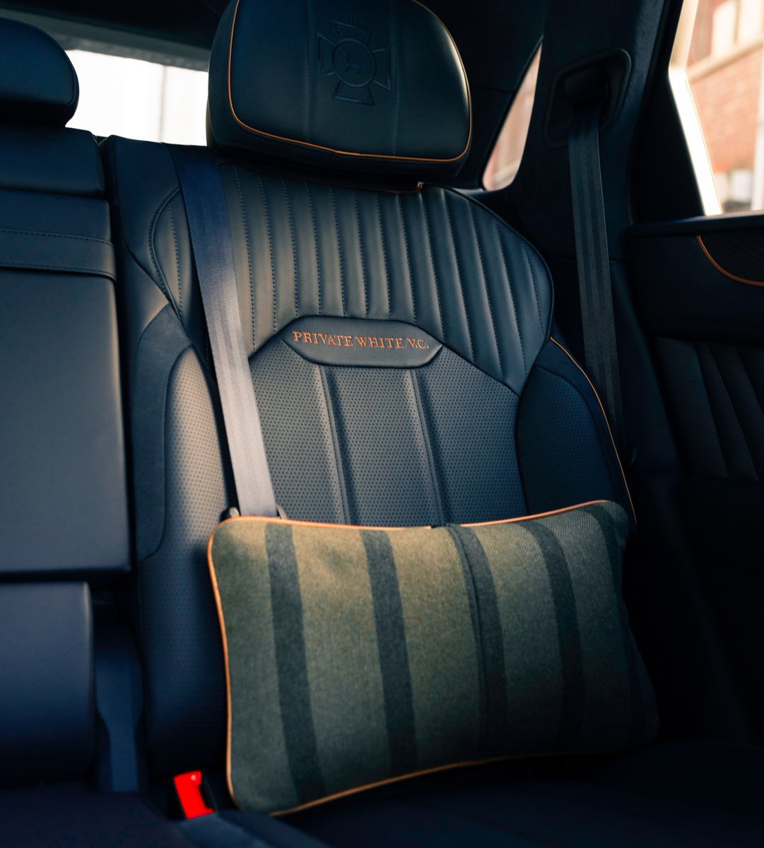 Details of The Private White V.C. Bentley Bentayga 🇬🇧

We commissioned an exclusive Lancashire-woven cashmere cloth to commemorate Jack White’s regimental blanket stripe.