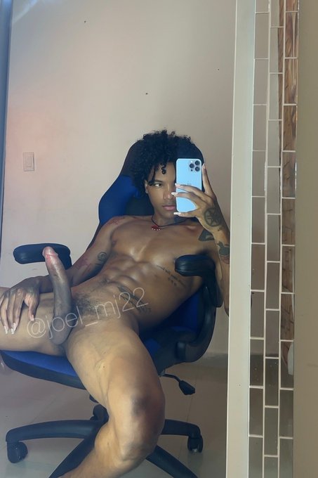 Por favor toma asiento 🪑 🙈🙈😈 https://t.co/dWNoGSDZbv https://t.co/CQv7yAwunu