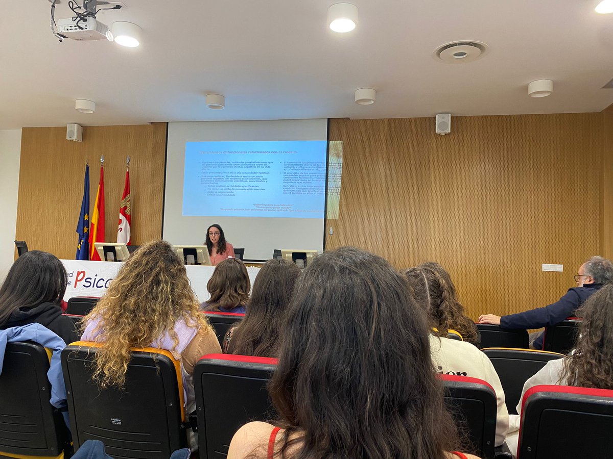 PsicologiaUSAL's tweet photo. Sara Jiménez nos presenta su guía acerca de los cuidados en demencias. Quien cuida, como cuidamos y como deberíamos cuidar son preguntas a las que debemos dar respuesta. https://t.co/zCaxDoDSzm