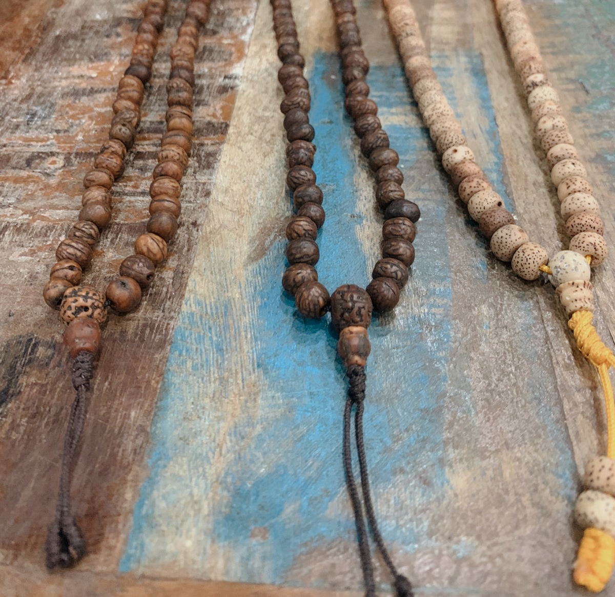 Bandeosh's tweet photo. Unveil the allure of unconventional style with our handmade stone necklaces, tailored for men and women who dare to stand out. Discover the beauty of uniqueness. 💎✨️#HandmadeJewelry #UnusualStyle https://t.co/8fjgsKhJVn