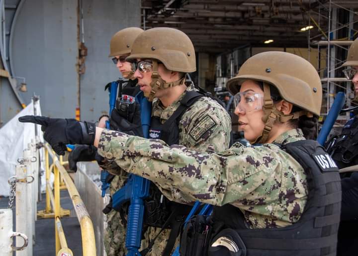 Sailors assigned to the U.S. Navy’s only forward-deployed aircraft carrier, USS Ronald Reagan (CVN 76), participate in an Anti-Terrorism Training Team (ATTT) drill. 

#USNavy | #OperationalReadiness