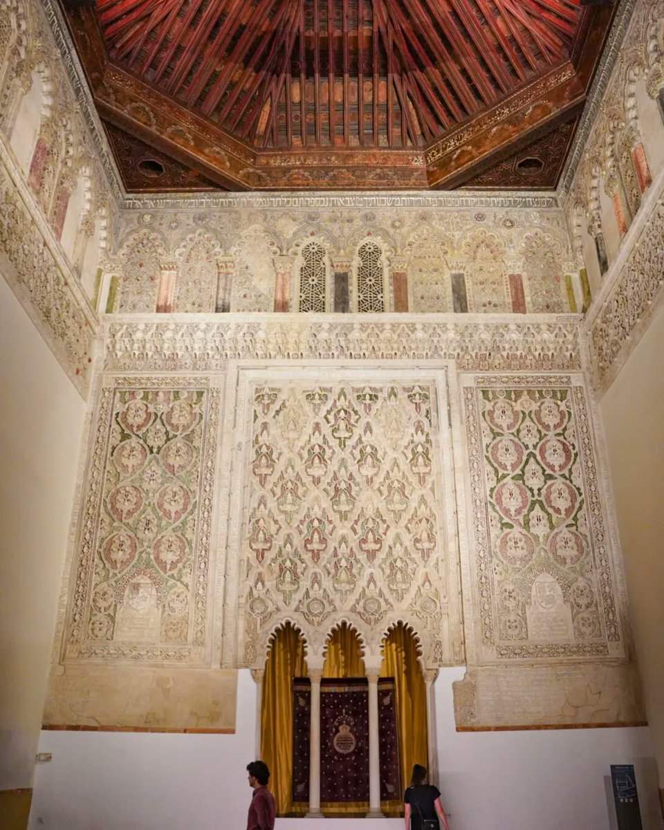 La sinagoga del Transito, hogar del @MuseoSefardi, está considerada como la más bella sinagoga medieval conservada en el mundo. ✨ #Toledo #Toledoturismo