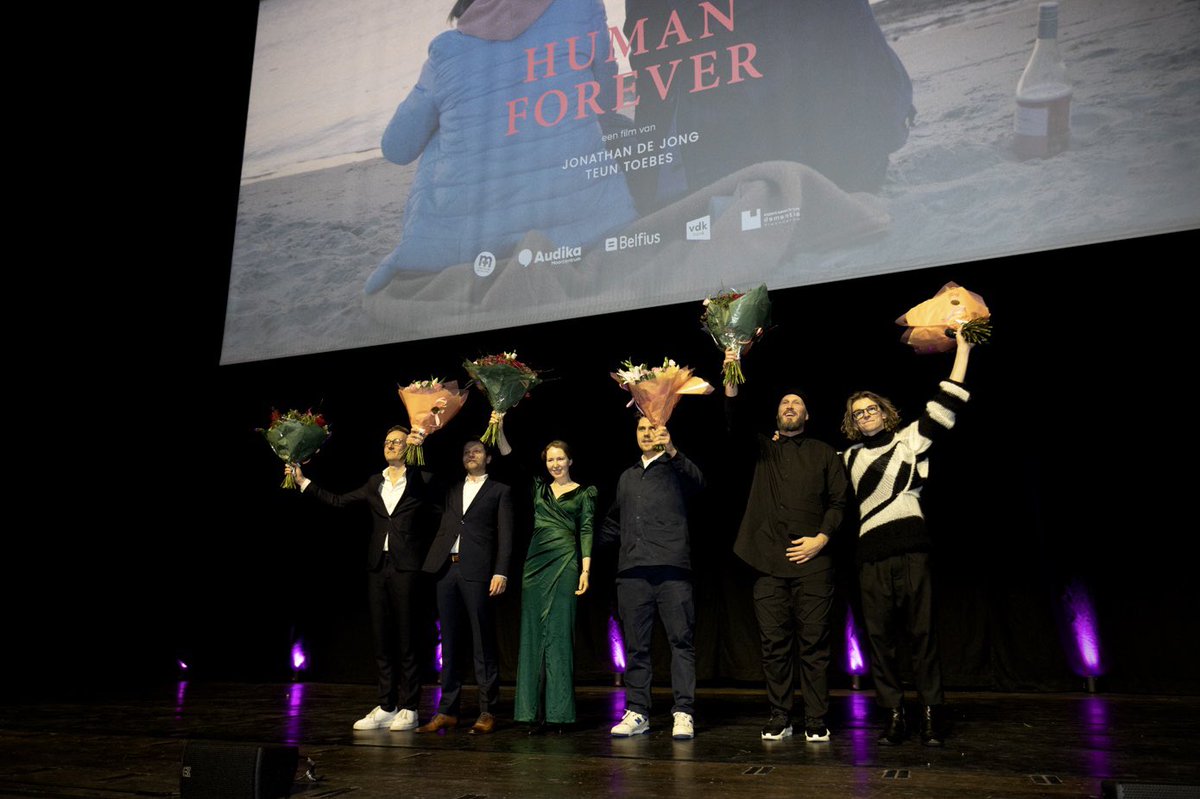 Zo bijzonder om #HumanForever samen met meer dan 1600 mensen te mogen vieren in een kolkende Koningin Elisabethzaal in België! Van ministers, tot bewoners en van acteurs tot zorgverleners, heel veel dank. Ook aan #CM! 💚