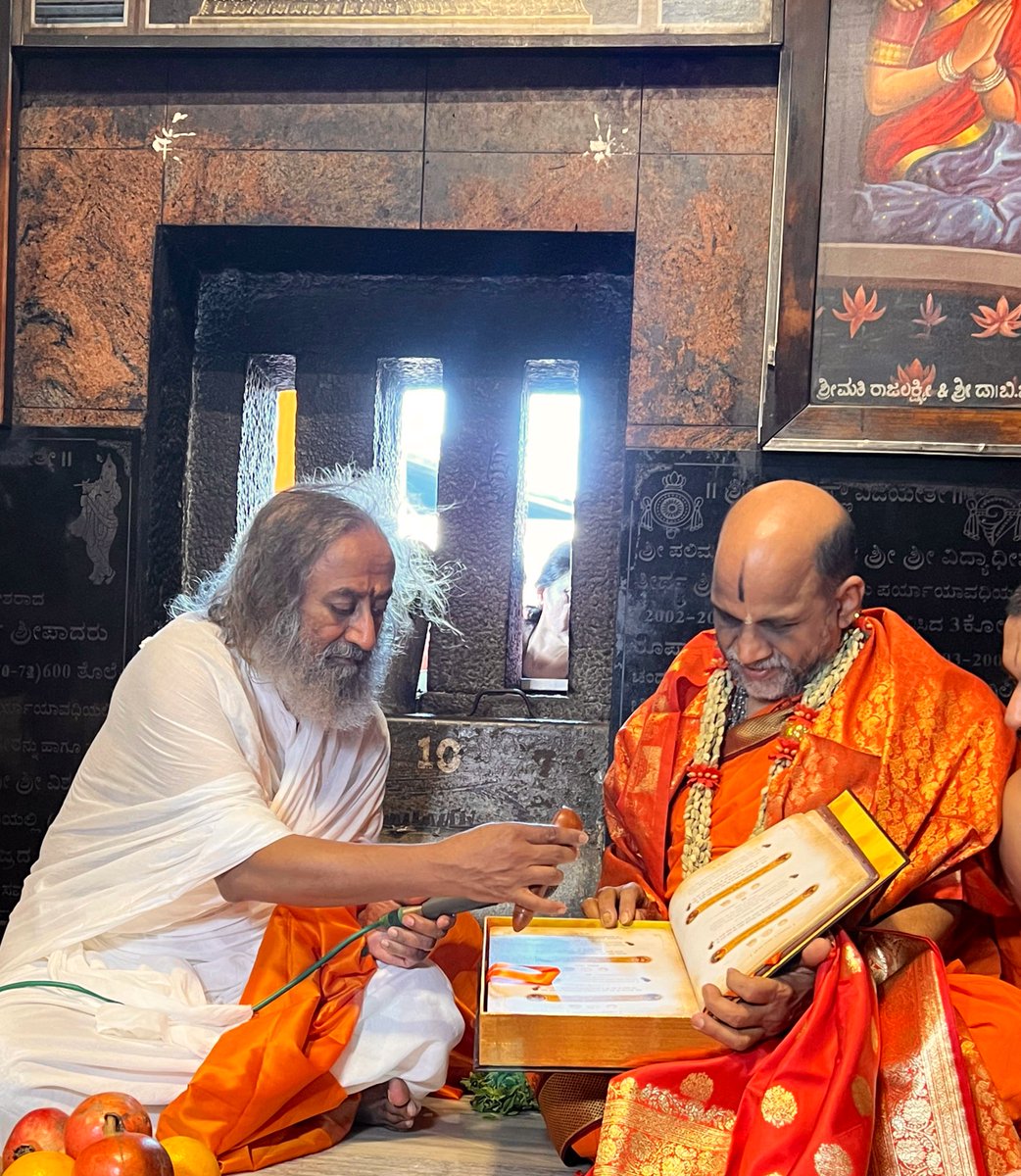 Gurudev's tweet image. Visited Udupi Sri Krishna Temple and met Shri Sugunendra Teertha Swamiji of Puttige Matha along with his successor Shri Sushreendra Teertha Swamiji. Shri Sugunendra Teertha Swamiji has been passionately inspiring people to write the Srimad Bhagavad Gita.
