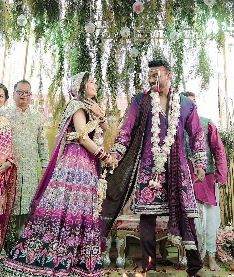 टीवी एक्ट्रेस Divya Agrawal ने बॉयफ्रेंड Apurva Padgaonkar संग लिए सात फेरे। न्यूली वेड कपल ने सोशल मीडिया पर शेयर की तस्वीरें 
Image Credit: Divya Agrawal (Instagram)

#divyaagrawal #wedding #apurvapadgaonkar #Actress #divya #weddingday #EntertainmentNews #actresslife #Bollywood