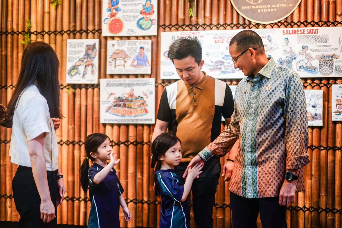 Sajian ala warteg, rasanya seperti pulang kampung👍🏻

Penyajian makanan di restoran Garam Merica Sydney topp! Puluhan lauk makanan khas Indonesia ada di sini mulai dari tempe orek, sambal goreng udang dengan pete, rendang, ayam goreng, dan masih banyak lagi. 

Kemarin saya bertemu