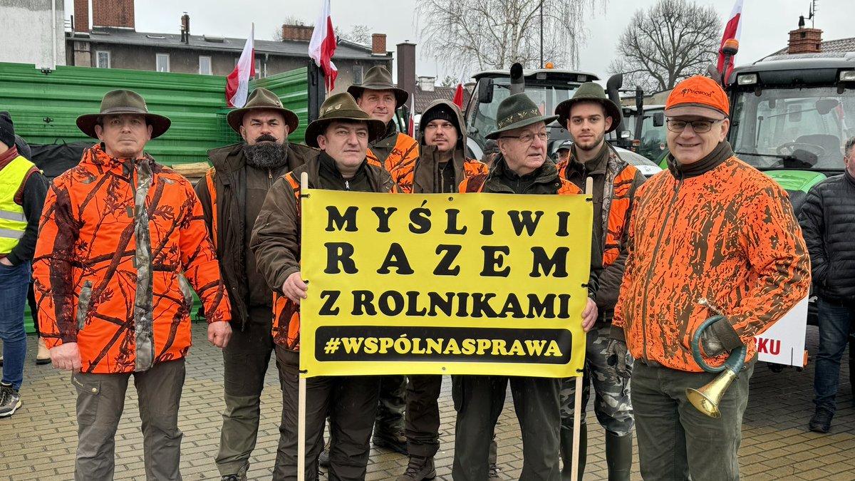 p_grabinski's tweet photo. #ProtestRolników w #Wałcz. Są też #myśliwi @radiokoszalin @polskieradiopl https://t.co/IuYaONefFc
