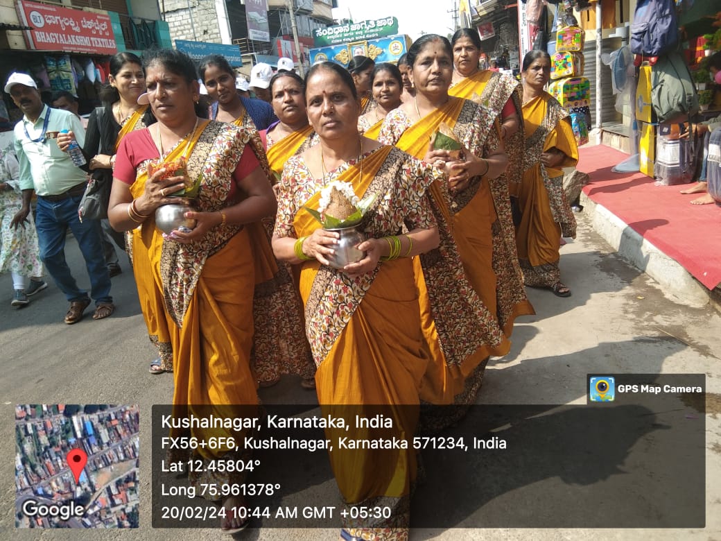 DdswdK's tweet photo. ದಿನಾಂಕ: 20-02-2024ರ ಮಂಗಳವಾರ  ಕುಶಾಲನಗರ ಪಟ್ಟಣ ಪಂಚಾಯತ್ ವ್ಯಾಪ್ತಿಯಲ್ಲಿ "ಸಂವಿಧಾನ ಜಾಗೃತಿ ಜಾಥ" ಕಾರ್ಯಕ್ರಮವನ್ನು ಆಟೋ ರ್ಯಾಲಿ ಬೈಕ್ ರ್ಯಾಲಿ ಹಾಗೂ ಸ್ಥಳೀಯ ಸಂಪ್ರದಾಯಿಕ ಪ್ರದರ್ಶನದ ಮೂಲಕ ಪ್ರಾರಂಭಿಸಲಾಯಿತು.  #ನಮ್ಮಸಂವಿಧಾನನಮ್ಮಹೆಮ್ಮೆ #ConstitutionAwarenessKarnataka@ConstituitionGoK https://t.co/6rCwiKtgwN