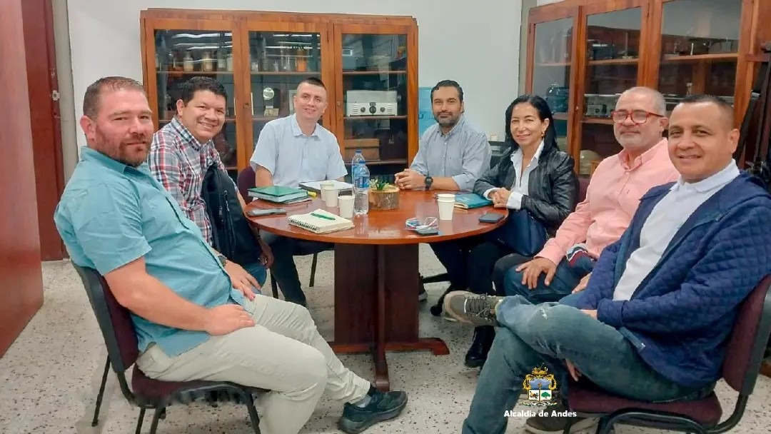 🤝🧑‍🌾Administración Municipal de #Andes y la <a href="/cagrariasudea/">Facultad de Ciencias Agrarias UdeA</a> se vinculan para poner en marcha proyectos que aporten al desarrollo y bienestar de pequeños y medianos productores en el territorio.
📸 Cortesía: <a href="/alcaldiadeandes/">ALCALDÍA DE ANDES</a>.

🔎Detalles en #Suroeste 100.9 F.M 

💚#EmisoraUdeA