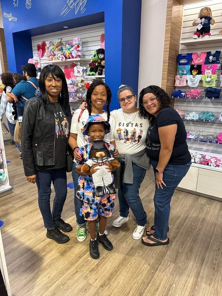 Thank you Tampa Diamond Divas for celebrating some of our Eagles with perfect attendance at Build-a-Bear this weekend. We appreciate you 💚