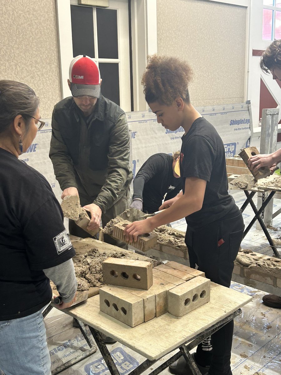 FrankEHerman's tweet image. Had an amazing time taking  over 70 Robbinsdale students from Armstrong, Cooper &amp;amp; Highview to explore the trades at the Construct Tomorrow event last week. RPathways at work! @ISD281 @falcon_apa @ErickNorby