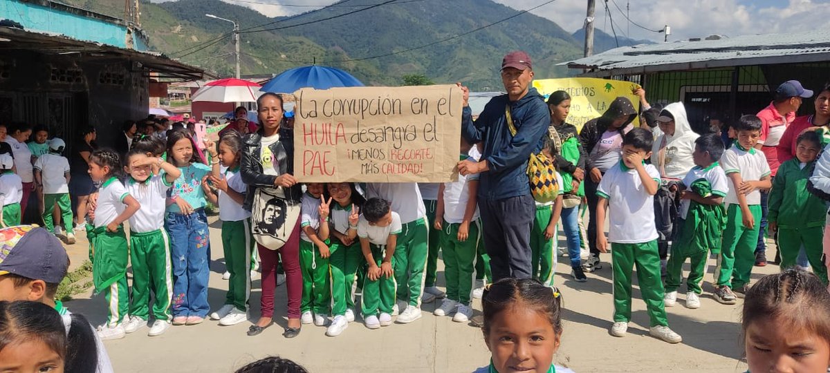 CarlaAndrade97's tweet photo. @Mineducacion Aquí en el Huila señora ministra, también esperamos su visita, completamos 10 días de paro, por la falta de almuerzo escolar. https://t.co/mgYJ7prA82