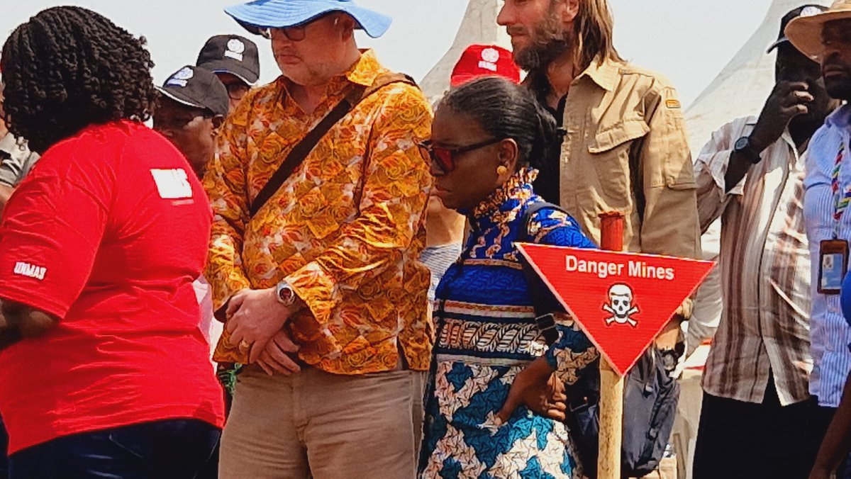 #UNMISS Deputy Head + #SouthSudan's Resident/ Humanitarian Coordinator, Anita Kiki Gbeho, meets <a href="/UNMAS/">UNMAS</a> + national deminers, who work 24/7 to remove unexploded ordnance/explosive remnants of war to make #SouthSudan🇸🇸 safe for communities, peacekeepers &amp; humanitarians alike!

#A4P