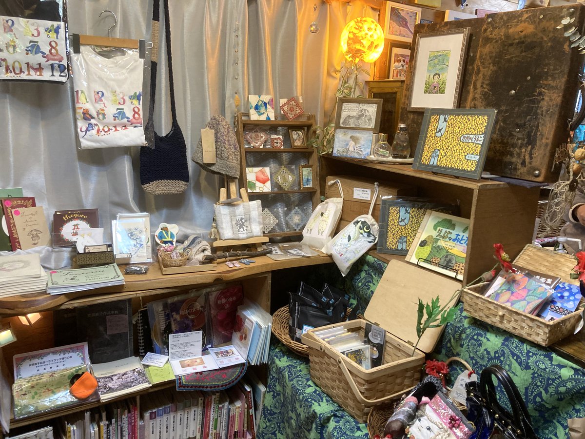 mikomaneko's tweet photo. 週末は東長崎のPlanethandさん @planetarmors へ
3月の #陽ざしと旅と散歩展 への道すがらの店内の景色をお店番さんとおしゃべりしながら楽しみました
お買物:#solabo さんのブローチ、#奈良都民 さんのZINE、#basisA さんの焼菓子 https://t.co/Y79UxJgtQN