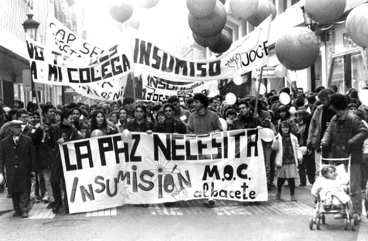 nrdMadrid's tweet photo. El 20 de febrero de 1989 se presentaron 54 insumisos ante el gobierno militar para declarar su oposición al servicio militar, el ejército y el militarismo.
Así comenzaba la campaña de #insumisión
Un amplio sector de la sociedad la apoyó, y se consiguió eliminar la mili. https://t.co/S4Vqtv3w0c