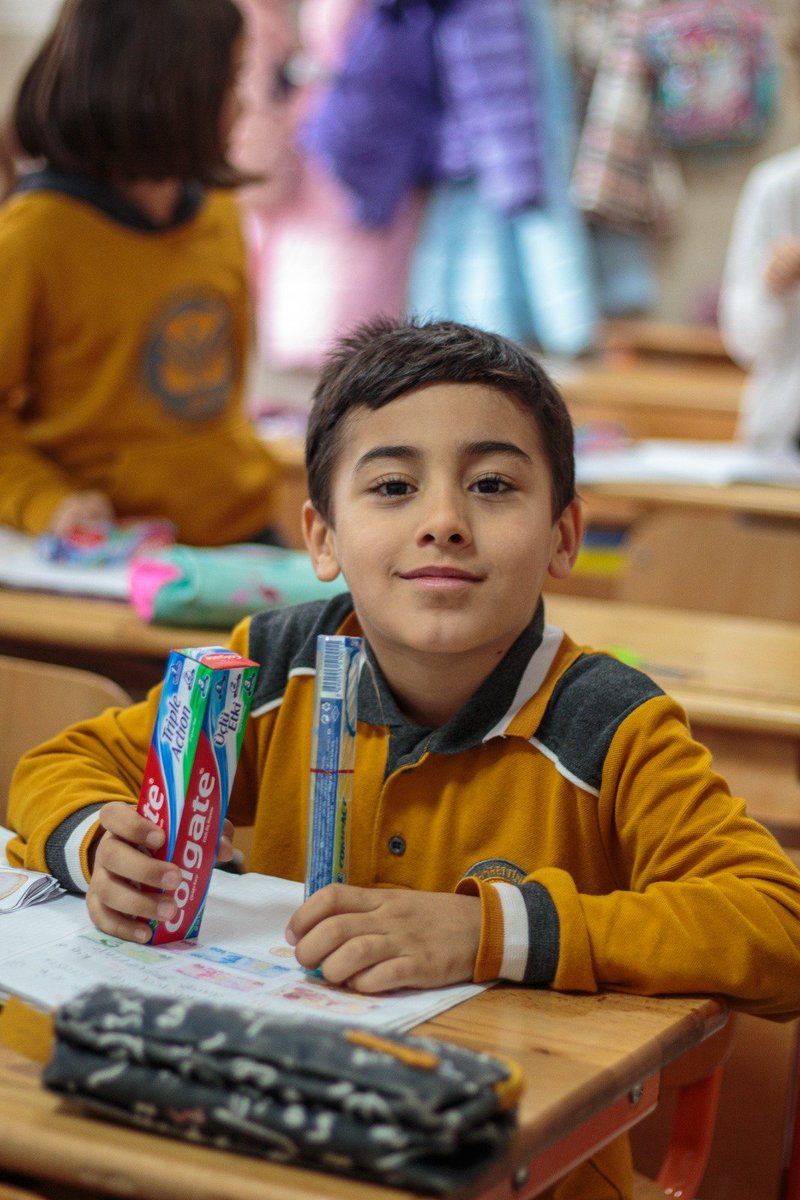 Akdeniz Üniversitesi Diş Hekimliği fakültesinde okuyan  Muratpaşa Yurdumuzun öğrencileri, Fahrettin sert İlkokulu öğrencilerinin Ağız ve Diş Sağlığı hakkında bilgiler verip, diş fırçası hediye etti.