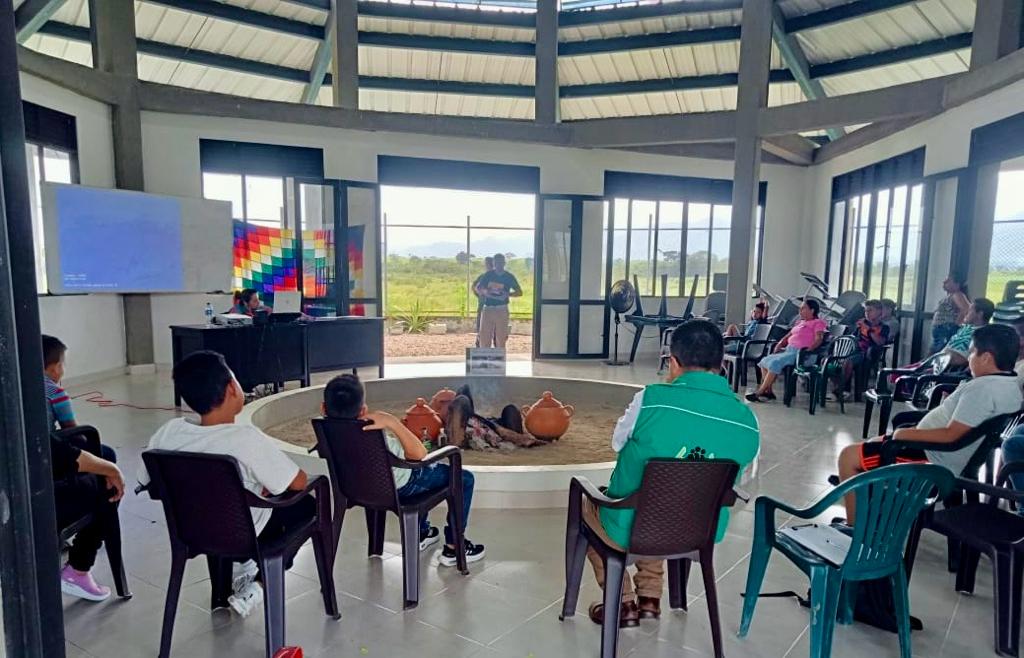 Ejercito_Div6's tweet photo. Con el fin de prevenir accidentes con artefactos explosivos, promotores del Batallón de Ingenieros de Desminado Humanitario N. °1 en coordinación con integrantes del @ICBFColombia, capacitaron a habitantes del resguardo indígena Witac Kwe. #SiempreATuLado https://t.co/o80BWmub3d