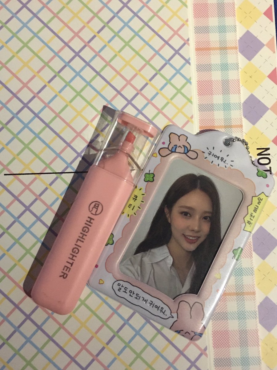 gawonlyi's tweet image. my poor highlighter is all alone but at least it has chae 😏😏😏