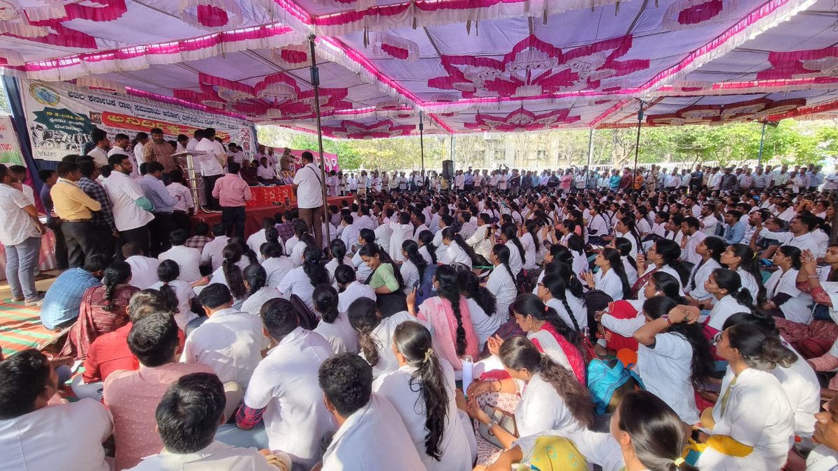 nhm_karnataka's tweet photo. @dineshgrao ಮಾನ್ಯ ಮುಖ್ಯಮಂತ್ರಿಗಳೇ ಹಾಗೂ ಆರೋಗ್ಯ ಸಚಿವರೇ @siddaramaiah @dineshgrao ಸಾಹೇಬರೇ, ನಮಗೆ ಸರ್ಕಾರದಿಂದ ಆದೇಶ ಬರೋವರೆಗೂ ನಾವು ನಮ್ಮ ಮುಷ್ಕರ ನಿಲ್ಲಿಸುವುದಿಲ್ಲ, ನಮ್ಮ ಹೋರಾಟ ನಿಲ್ಲದು! .@DHFWKA @CMofKarnataka @Comm_dhfwka @DKShivakumar @akschoab @AsianetNewsSN @KannadaPrabha @tv9kannada @publictvnews https://t.co/c3oXfYwYcp