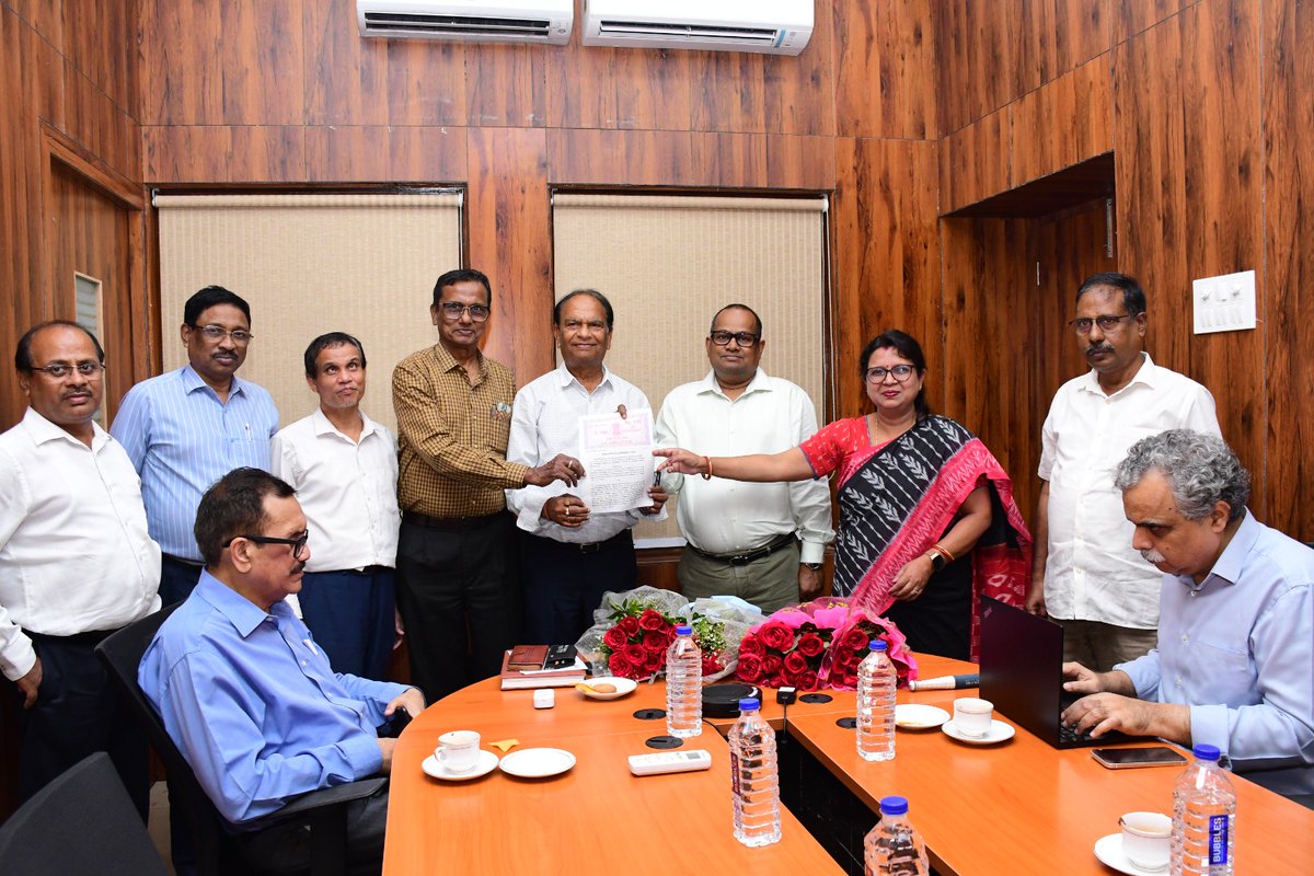 SSEPD2's tweet image. Signing of Memorandum of Understanding (MoU) with Bharatiya Vidya Bhavan,Bhubaneswar today  in presence of Principal Secretary, SSEPD Department for imparting Skill Development Training to PwDs. @CMO_Odisha @Ashokpandabbsr @BPSethi #BCCM #SSEPD #EmpoweringPwds #DisabilityWelfare