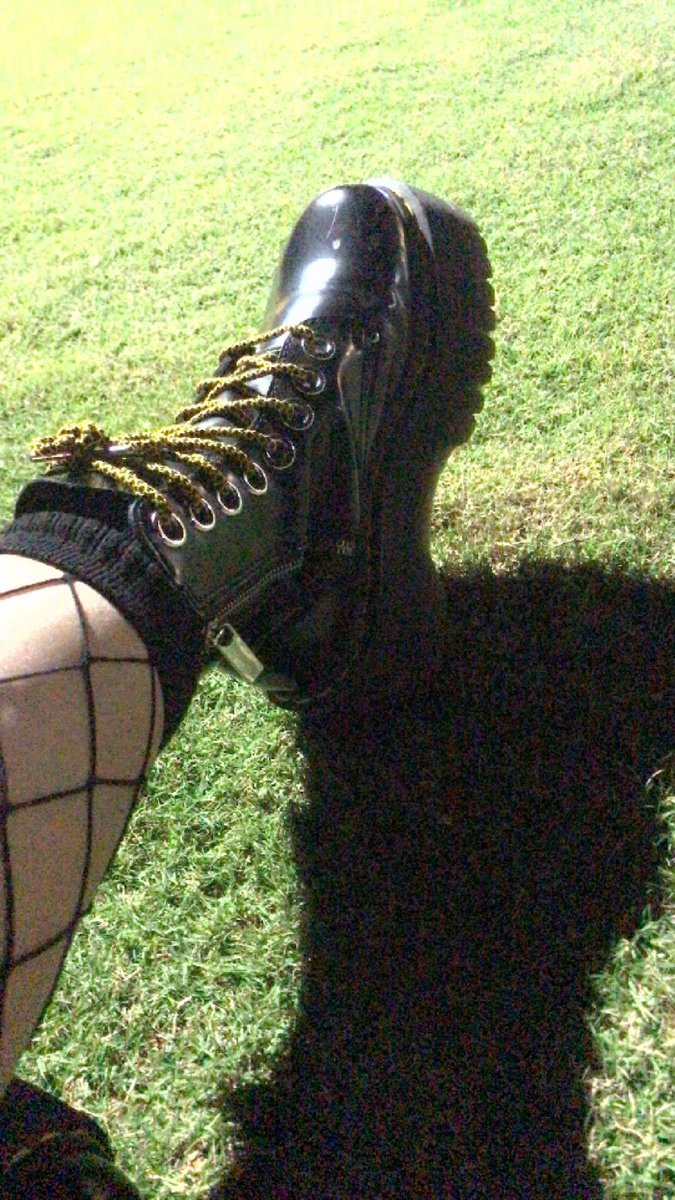 Ssenpaith1ccums's tweet photo. @drmartens #DrMartenStyle https://t.co/yn4srrncMl