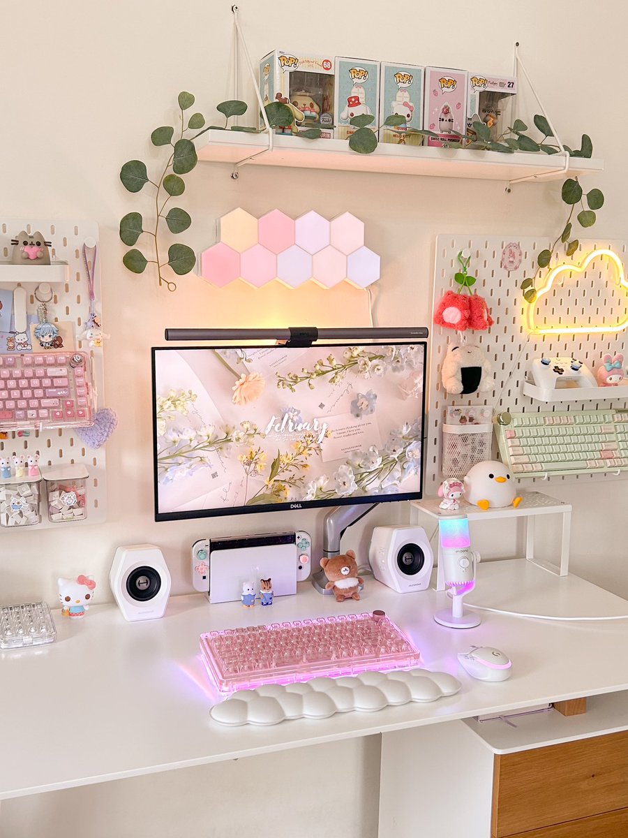 cosyhazelnut's tweet photo. New microphone for my desk 🤍 https://t.co/QJouhhYHgq
