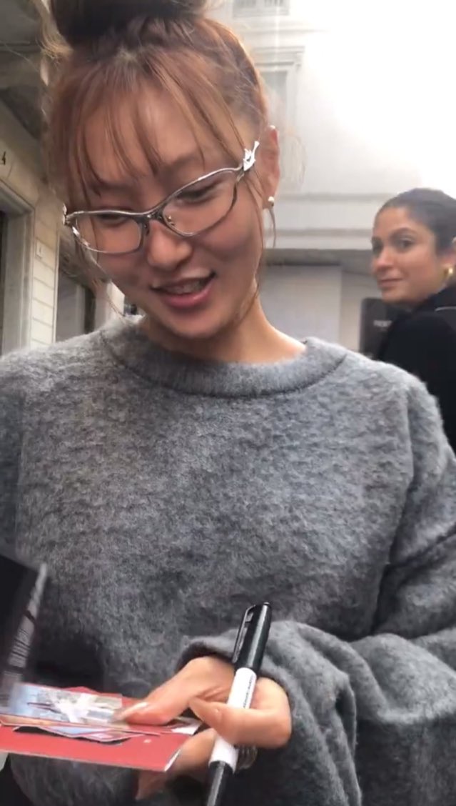 Headturner Hwasa, she automatically brings a smile on someone’s face ☺️✨