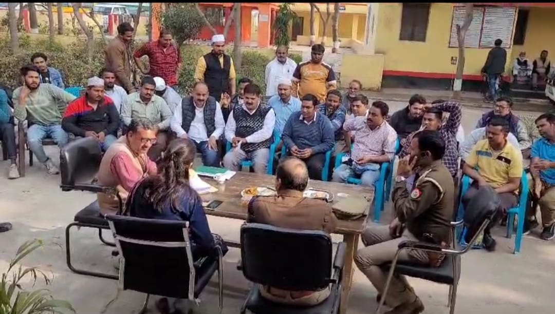 aligarhpolice's tweet photo. #Aligarh #AligarhPolice

#SSP_Aligarh के निर्देशन में  #ऑपरेशन_क्लीन के तहत थाना पिसावा में वर्षों पुराने वाहनों की हुई नीलामी~ 

"लावारिश 20 दोपहिया एवं 1 चार पहिया वाहन  ₹ 1,60,000/-  में हुए नीलाम" https://t.co/mojBzkFLT3