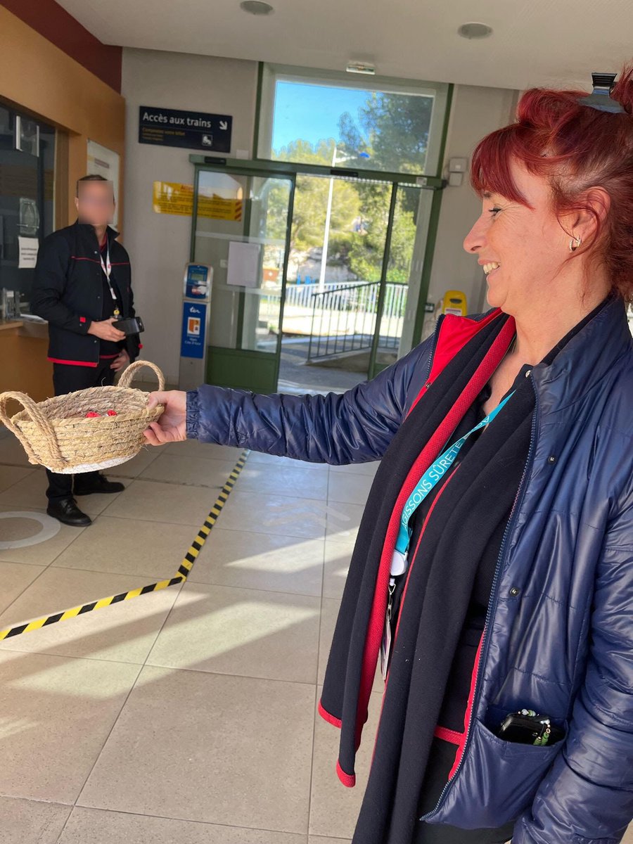 ✨Bonne nouvelle 🍫 La semaine dernière, pour fêter la Saint Valentin, @TERSUD_SNCF a partagé des moments gourmands en distribuant des chocolats dans les gares d’Etang de Berre. Les équipes ont été ravies de partager ces douceurs avec vous. Merci à tous  #SaintValentin