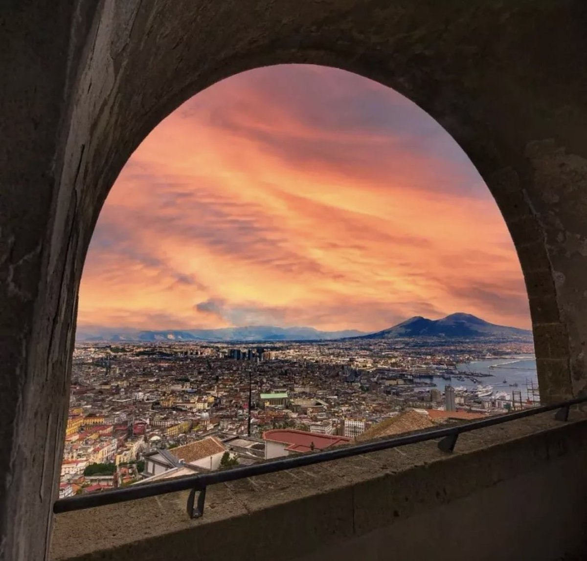 «Grazie per la bellezza che ci colma e ci intimidisce e per l’alba che ci offre l’illusione della prima volta». ✒️ Xulio López Valcálcel #IlMisteroDellaBellezza a #SalaLettura @SalaLettura