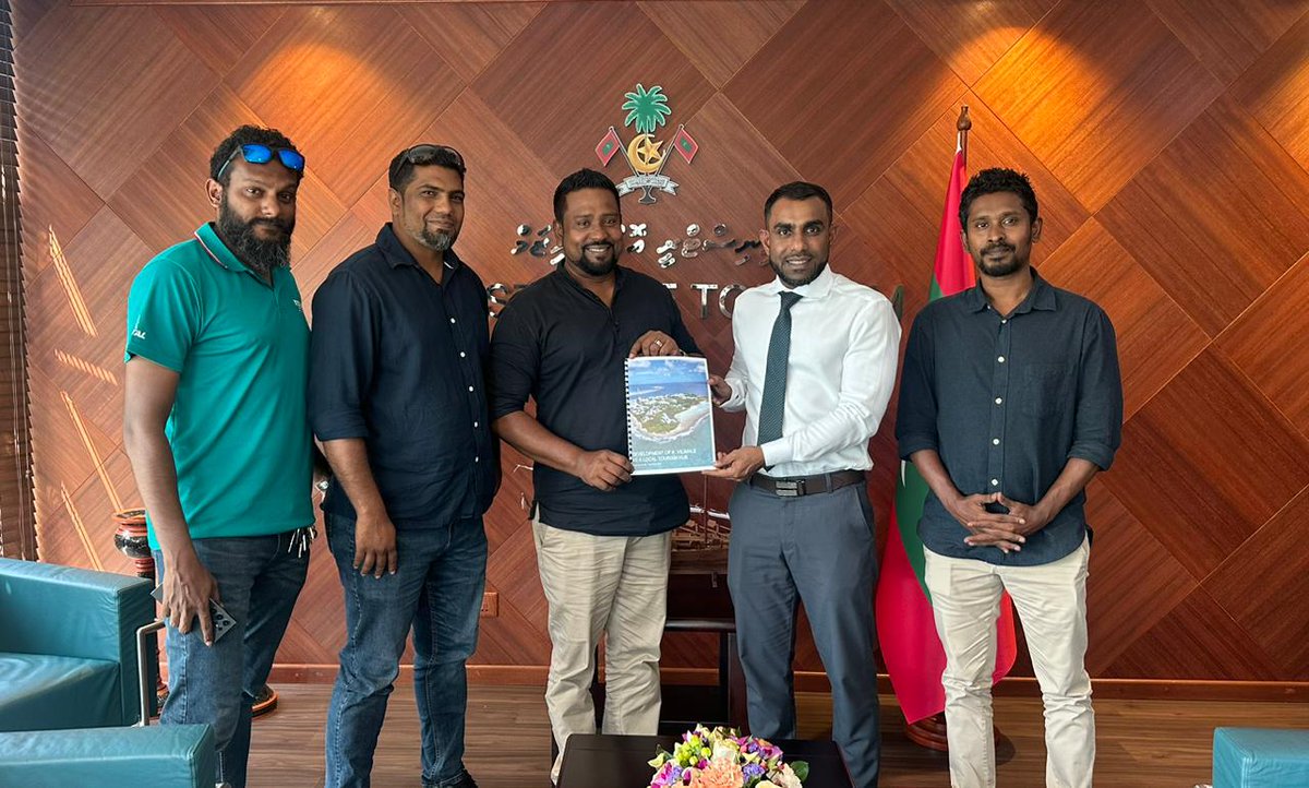 M_Ismail2024's tweet photo. Empowered  youth  in Vilimale @a_ashfan initiate discussions with the Tourism Minister @ifaisalofficial on tourism developments, in line with President @MMuizzu vision to enhance transit hotel infrastructure in the Male’ area.
#MI4Vilimale 
#DhiveheengeRajje 
#MuizzuDhuveli 
#ppm https://t.co/0cfqau4TZJ